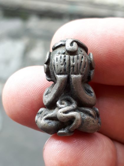 พระปิดตา พิมพ์ตุ๊กตายันต์น่อง หลวงพ่อทับ วัดทอง เนื้อสำริดเงิน พิมพ์คม ชัด เส้นยันต์คมชัด ลึก เส้นยันต์วางได้อย่างลงตัว เป็นระเบียบ ขนาดพอดี รูปที่ 8