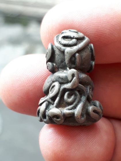 พระปิดตา พิมพ์ตุ๊กตายันต์น่อง หลวงพ่อทับ วัดทอง เนื้อสำริดเงิน พิมพ์คม ชัด เส้นยันต์คมชัด ลึก เส้นยันต์วางได้อย่างลงตัว เป็นระเบียบ ขนาดพอดี รูปที่ 3