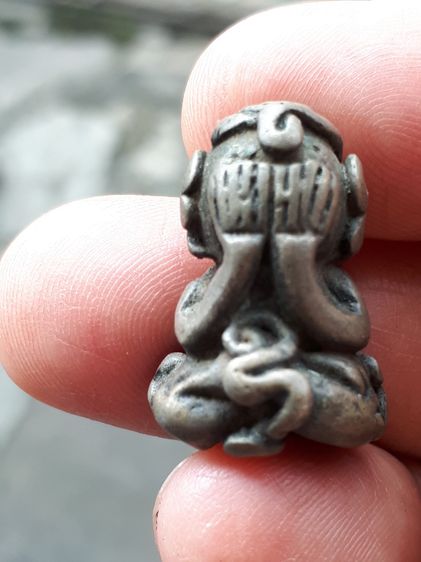 พระปิดตา พิมพ์ตุ๊กตายันต์น่อง หลวงพ่อทับ วัดทอง เนื้อสำริดเงิน พิมพ์คม ชัด เส้นยันต์คมชัด ลึก เส้นยันต์วางได้อย่างลงตัว เป็นระเบียบ ขนาดพอดี รูปที่ 2