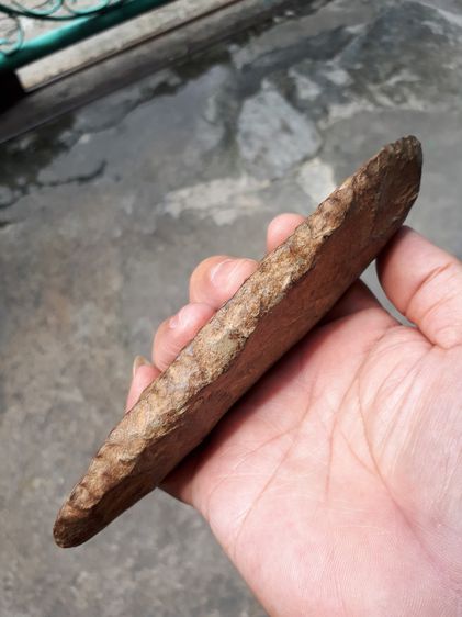 ขวานหินโบราณ หรือขวานฟ้า เนื้อหิน อายุเป็น 1,000 ปี มีลายหิน และสีออกอมแดง สวยงามตามธรรมชาติ สภาพสมบูรณ์ เก่า แท้ หายาก  ชาวบ้านพบโดยบังเอิญ รูปที่ 10