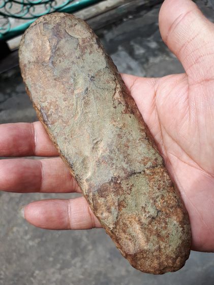 ขวานหินโบราณ หรือขวานฟ้า เนื้อหิน อายุเป็น 1,000 ปี มีลายหิน และสีออกอมแดง สวยงามตามธรรมชาติ สภาพสมบูรณ์ เก่า แท้ หายาก  ชาวบ้านพบโดยบังเอิญ รูปที่ 14