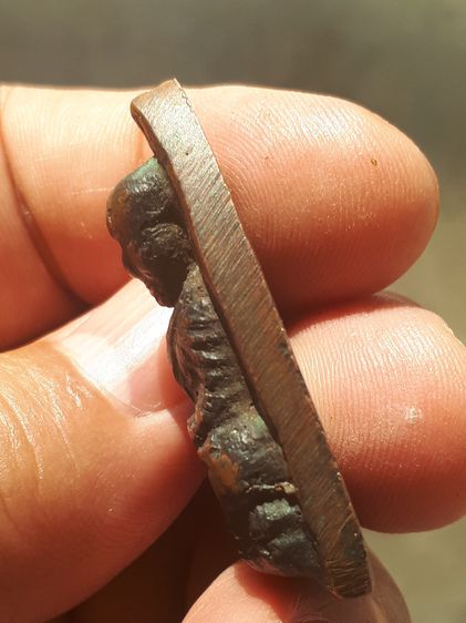 หลวงพ่อทวด หลังเตารีด พิมพ์ใหญ่ปีกว้าง ไม่ปั้มซ้ำ ปี 2505 เนื้อทองผสม รมดำ ผิวสองสี ออกสีดำอมแดง เดิมๆสวยๆ คมๆ มีคราบดินเบ้า ด้านหลังมีรอยตะ รูปที่ 4