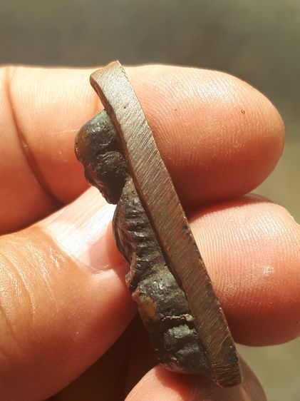 หลวงพ่อทวด หลังเตารีด พิมพ์ใหญ่ปีกว้าง ไม่ปั้มซ้ำ ปี 2505 เนื้อทองผสม รมดำ ผิวสองสี ออกสีดำอมแดง เดิมๆสวยๆ คมๆ มีคราบดินเบ้า ด้านหลังมีรอยตะ รูปที่ 5