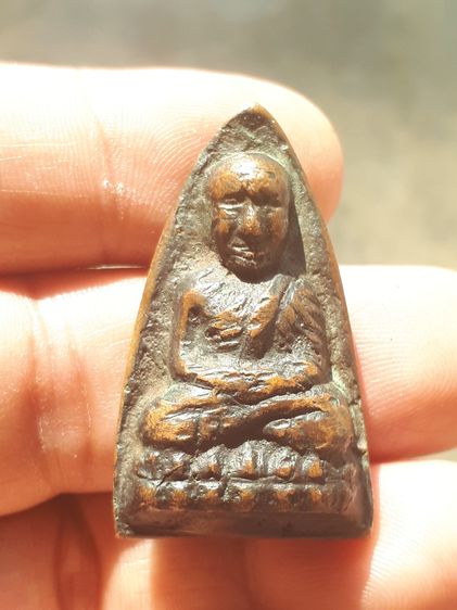 หลวงพ่อทวด หลังเตารีด พิมพ์ใหญ่ปีกว้าง ไม่ปั้มซ้ำ ปี 2505 เนื้อทองผสม รมดำ ผิวสองสี ออกสีดำอมแดง เดิมๆสวยๆ คมๆ มีคราบดินเบ้า ด้านหลังมีรอยตะ รูปที่ 7