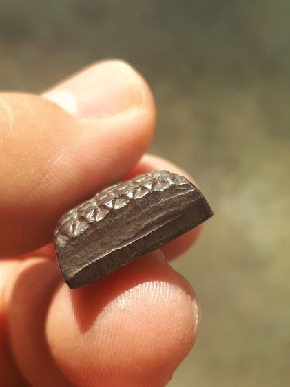 หลวงพ่อทวด หลังหนังสือ พิมพ์เล็ก บล็อค ท.หลัง ว.จุด ปี 2505 เนื้อทองผสม รมดำ เดิมๆสวยๆ คมๆ มีรอยตะไบ สร้างน้อย เก่า สภาพเดิมๆ พระมีจำนวนน้อย รูปที่ 5