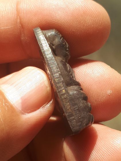 หลวงพ่อทวด หลังหนังสือ พิมพ์เล็ก บล็อค ท.หลัง ว.จุด ปี 2505 เนื้อทองผสม รมดำ เดิมๆสวยๆ คมๆ มีรอยตะไบ สร้างน้อย เก่า สภาพเดิมๆ พระมีจำนวนน้อย รูปที่ 3