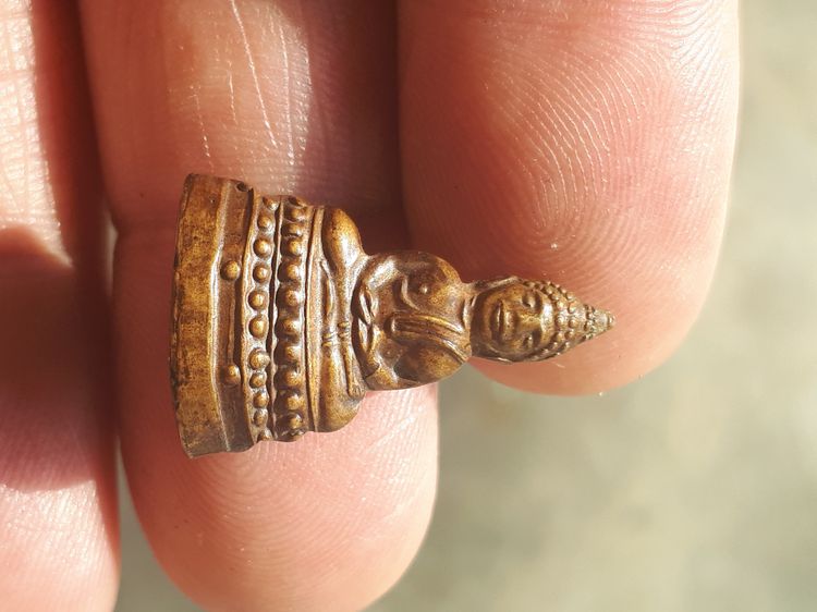 พระชัยสี่มุมเมือง เนื้อทองเหลือง หน้าใหญ่ พิมพ์นิยม ตอกโค๊ตเฑาะว์ 2 โค็ต ปี 2512 พิมพ์คม ชัด สวยงาม จมูกโด่ง เก่า แท้ แปลก สร้างน้อยหายาก สภ รูปที่ 2