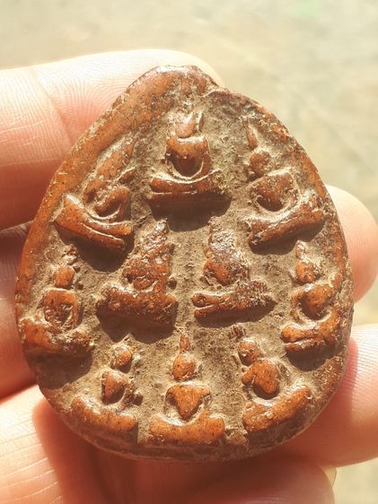 พระกำแพงสิบทัศน์ กรุวัดบรมธาตุ กำแพงเพชร เนื้อดิน สีแดงเข้ม ผิวมัน เดิมๆ พระองค์นี้สภาพสวย สมบูรณ์ เก่า แท้ หายากมาก      พระกำแพงสิบทัศน์ ก รูปที่ 7