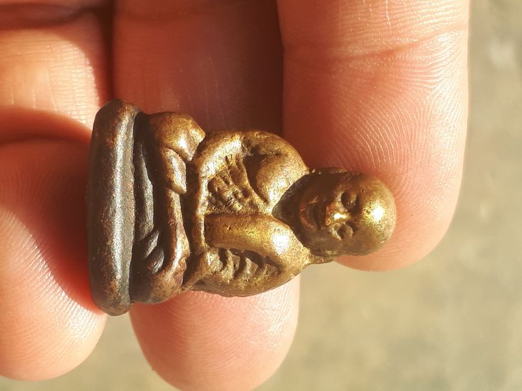 รูปหล่อ พิมพ์ขี้ตา หลวงพ่อเงิน วัดบางคลาน พิจิตร สร้าง ประมาณ ๒๔xx เป็นเนื้อโลหะผสม พิมพ์คม ชัด ลึก ผิวสองสี ออกสีเหลืองอมแดง ผิวพรุน เหี่ยว รูปที่ 6