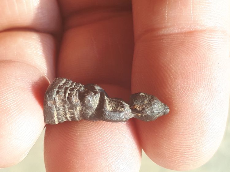 พระชัยวัฒน์ ใต้ฐานตอกโค๊ตใบไม้ 2 ตัว และหมายเลข ๙๙ เนื้อทองผสม สวย สมบูรณ์ เก่า แท้ แปลก หายาก ไม่ทราบที่       พระชัยวัฒน์ ตอกโค๊ตใบไม้ 2 ต รูปที่ 6