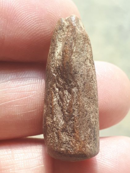 พระร่วงยืนตอ พิมพ์เล็ก พระกรุ กำแพงเพชร เนื้อดิน สีมอย ผิวเดิม มัน เงา เหี่ยวย่น มีคราบกรุ เก่า แท้ หายาก ไม่ทราบกรุ. พุทธคุณปรากฏครบเครื่อง รูปที่ 2