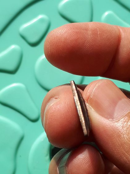 พระสมเด็จจิตรลดา เนื้อนวะ พิมพ์เล็ก รุ่นโครงการหลวง พศ.2539 สูงเพียง 2.3 ซม. เนื้อนวโลหะสร้าง 60,000 องค์ ผิวเดิม แท้ หายาก  พระสมเด็จจิตรลด รูปที่ 11