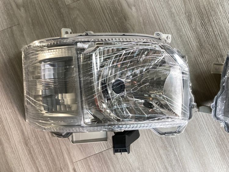 ไฟหน้า Toyota Hiace Commuter ของใหม่ โฉมปี 2014-2019 รุ่นสุดท้าย รูปที่ 2