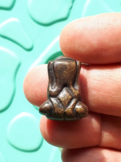 พระปิดตาพิมพ์หูกระต่าย จารมือทั้งองค์ หลวงปู่นาค วัดห้วยจระเข้ จ.นครปฐม เนื้อขันลงหิน หรือบางคนเรียกเนื้อตะเกียงลาน ผิวสองสี แห้ง พิมพ์ทรง ค รูปที่ 2