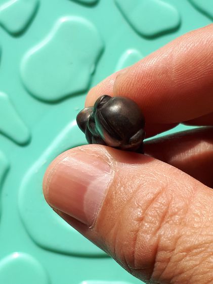 พระปิดตาพิมพ์หูกระต่าย จารมือทั้งองค์ หลวงปู่นาค วัดห้วยจระเข้ จ.นครปฐม เนื้อขันลงหิน หรือบางคนเรียกเนื้อตะเกียงลาน ผิวสองสี แห้ง พิมพ์ทรง ค รูปที่ 8