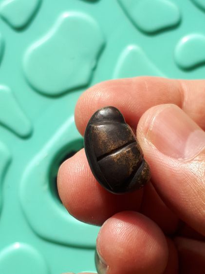 พระปิดตาพิมพ์หูกระต่าย จารมือทั้งองค์ หลวงปู่นาค วัดห้วยจระเข้ จ.นครปฐม เนื้อขันลงหิน หรือบางคนเรียกเนื้อตะเกียงลาน ผิวสองสี แห้ง พิมพ์ทรง ค รูปที่ 7