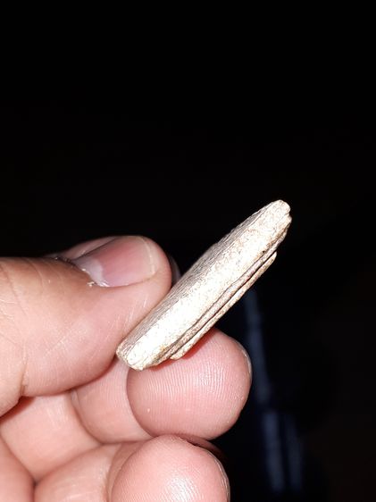 พระสมเด็จ กรุขุนอินทประมูล พิมพ์พระประธานมีผ้าทิพย์ เนื้อผงพุทธคุณ คราบกรุ ออกสีแดงคือคราบยางไม้ มวลสารครบ จัด ละเอียด หลังเรียบ รูปทรงสวย ง รูปที่ 6