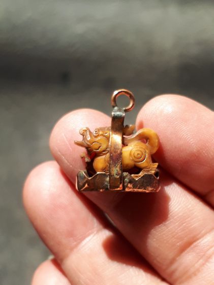 คชสีห์ อาจารย์เฮง ไพรวัลย์ วัดเขาดินใต้ จ.นครสวรรค์ เนื้อผิวสีน้ำผึ้ง ฉ่ำ ผิวไม่มีคมมือ ศิลปะการแกะ สวยงาม คลาสสิค อย่าสวย สภาพสมบูรณ์ เก่า  รูปที่ 3