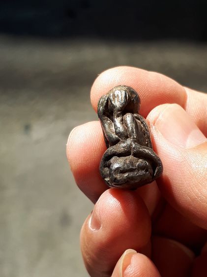 พระปิดตา นครศรีธรรมราช ดอกจันทร์ 2 ดอก เนื้อตะกั่ว ขนาดพระ 1.8 x 2.5 ซม.สภาพสวย แท้ หายาก      ปิดตาดอกจัน  พระปิดตาตระกูลนี้ รูปแบบไม่แน่นอ รูปที่ 4