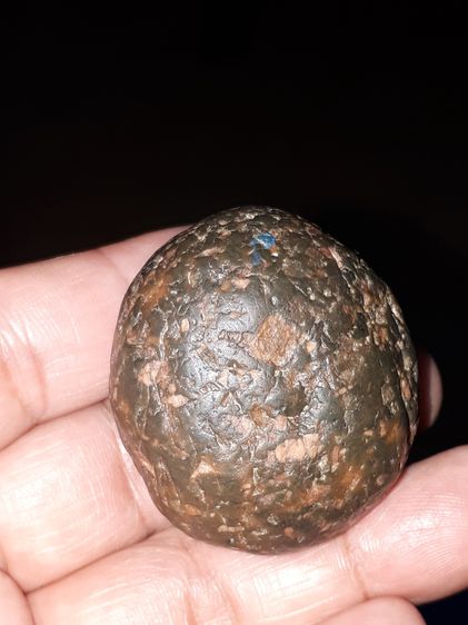 คตหิน ศักดิ์สิทธิ์ ลูกกลมมน เนื้อสีเขียวปนน้ำตาลอมแดง มีลวดลาย เป็นธรรมชาติสวยงาม เนื้อแห้ง แข็ง ผิวมัน ขนาดใหญ่ มีน้ำหนัก เก่า เนื้อแห้ง แข รูปที่ 2