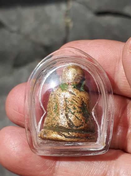 รูปหล่อ พิมพ์นิยม รุ่นแรก หลวงพ่อเงิน วัดบางคลาน พิจิตร สร้าง ประมาณ ๒๔๕๐ เป็นเนื้อโลหะผสม ผิวสองสี ออกสีเหลืองอมแดง ผิวพรุน เหี่ยวย่น มีรอย รูปที่ 5