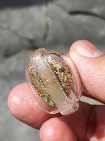 รูปหล่อ พิมพ์นิยม รุ่นแรก หลวงพ่อเงิน วัดบางคลาน พิจิตร สร้าง ประมาณ ๒๔๕๐ เป็นเนื้อโลหะผสม ผิวสองสี ออกสีเหลืองอมแดง ผิวพรุน เหี่ยวย่น มีรอย รูปที่ 6