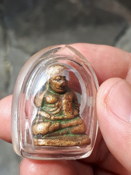 รูปหล่อ พิมพ์นิยม รุ่นแรก หลวงพ่อเงิน วัดบางคลาน พิจิตร สร้าง ประมาณ ๒๔๕๐ เป็นเนื้อโลหะผสม ผิวสองสี ออกสีเหลืองอมแดง ผิวพรุน เหี่ยวย่น มีรอย รูปที่ 10