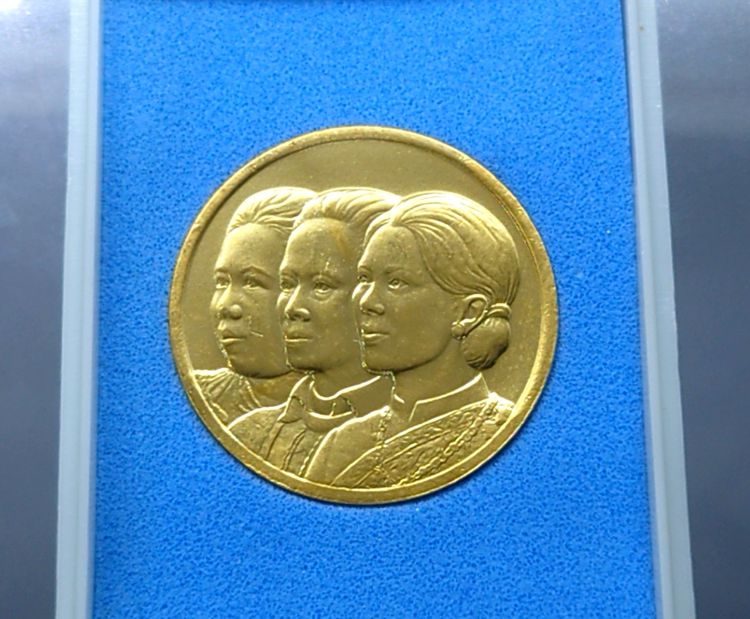 เหรียญ 3 ราชินี ที่ระลึก 72 ปี สภากาชาดไทย ชุบทอง 2529 พร้อมกล่องเดิม รูปที่ 1
