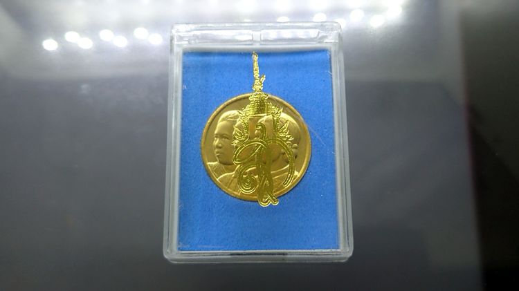 เหรียญ 3 ราชินี ที่ระลึก 72 ปี สภากาชาดไทย ชุบทอง 2529 พร้อมกล่องเดิม รูปที่ 4