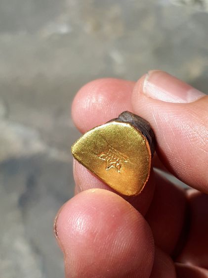 รูปเหมือน หลวงปู่ทิม วัดละหารไร่ ก้นทองคำ ตอกด้านหลัง และตอกโค็ดรูปศาลาที่ฐาน เนื้อโลหะ สภาพสวยสมบูณณ์ เก่า แท้ แปลก หายาก