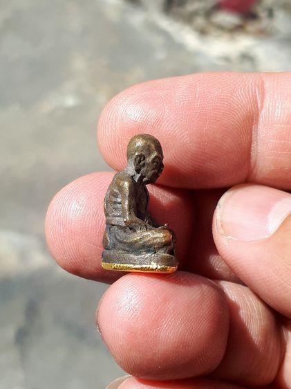 รูปเหมือน หลวงปู่ทิม วัดละหารไร่ ก้นทองคำ ตอกด้านหลัง และตอกโค็ดรูปศาลาที่ฐาน เนื้อโลหะ สภาพสวยสมบูณณ์ เก่า แท้ แปลก หายาก รูปที่ 5