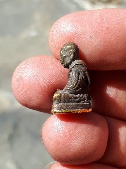 รูปเหมือน หลวงปู่ทิม วัดละหารไร่ ก้นทองคำ ตอกด้านหลัง และตอกโค็ดรูปศาลาที่ฐาน เนื้อโลหะ สภาพสวยสมบูณณ์ เก่า แท้ แปลก หายาก รูปที่ 4