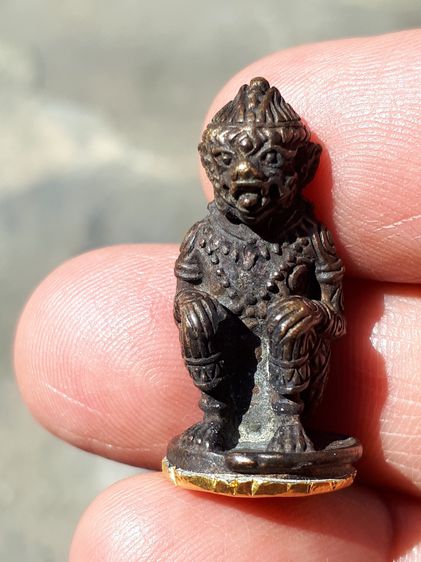 หนุมานก้นทองคำ หลวงปู่ทิม วัดละหารไร่ จังหวัดระยอง เนื้อโลหะ พิเศษที่ใต้ฐานมีการปิดด้วยแผ่นทองคำ พร้อมกับการตอกโค๊ตศาลา และหมายเลข 3 ของหลวง รูปที่ 2