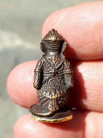 หนุมานก้นทองคำ หลวงปู่ทิม วัดละหารไร่ จังหวัดระยอง เนื้อโลหะ พิเศษที่ใต้ฐานมีการปิดด้วยแผ่นทองคำ พร้อมกับการตอกโค๊ตศาลา และหมายเลข 3 ของหลวง รูปที่ 3