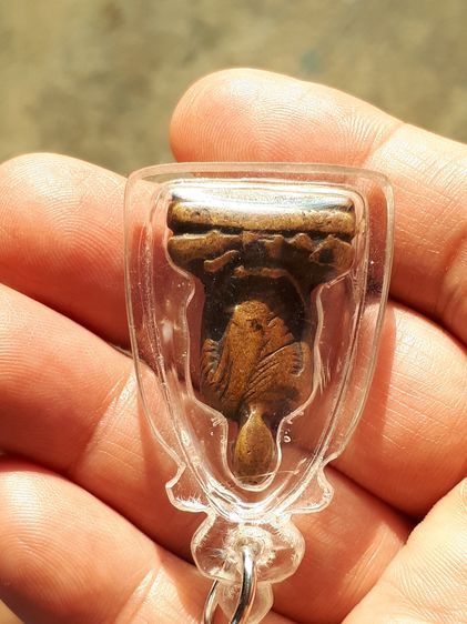 รูปเหมือน เนื้อทองเหลือง หลวงพ่อเดิม วัดหนองโพ จ.นครสวรรค์ สภาพสวยมากๆ ขอบไม่มีความคม มีรอยจารใต้ฐาน สภาพใช้เดิมๆ แท้ หายาก เลี่ยมพลาสติก ไม รูปที่ 4