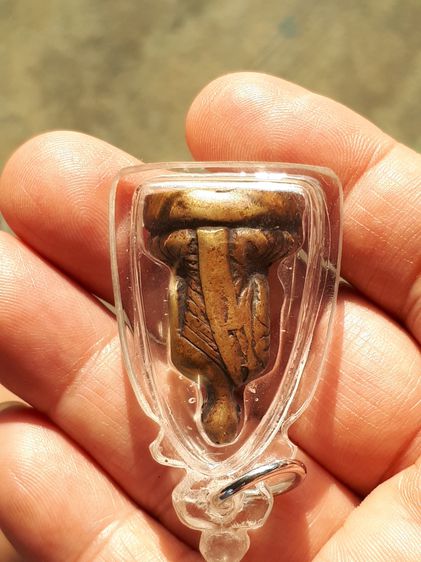 รูปเหมือน เนื้อทองเหลือง หลวงพ่อเดิม วัดหนองโพ จ.นครสวรรค์ สภาพสวยมากๆ ขอบไม่มีความคม มีรอยจารใต้ฐาน สภาพใช้เดิมๆ แท้ หายาก เลี่ยมพลาสติก ไม รูปที่ 3