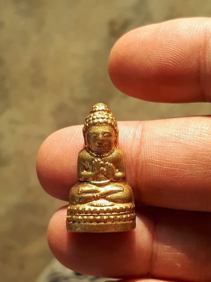 พระชัยฯครึ่งซีก พิมพ์ดีดน้ำมนต์ ท่านพ่อลี วัดอโศการาม ปี 2500 เนื้อฝาบาตร กะหลั่ยทอง หายากๆ สภาพสวย เก่า แท้ หายาก  พิมพ์พระชัยวัฒน์ปั๊ม ครึ รูปที่ 8