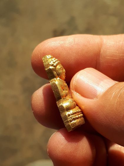 พระชัยฯครึ่งซีก พิมพ์ดีดน้ำมนต์ ท่านพ่อลี วัดอโศการาม ปี 2500 เนื้อฝาบาตร กะหลั่ยทอง หายากๆ สภาพสวย เก่า แท้ หายาก  พิมพ์พระชัยวัฒน์ปั๊ม ครึ รูปที่ 6