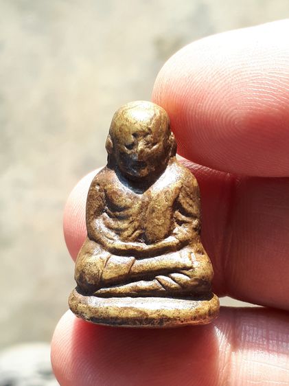 รูปหล่อโบราณ พิมพ์ขี้ตา รุ่นแรก หลวงพ่อเงิน วัดบางคลาน พิจิตร สร้าง ประมาณ ๒๔๕๐ เป็นเนื้อโลหะผสม ผิวสองสี ออกสีเหลืองอมแดง ผิวพรุน เหี่ยวย่น