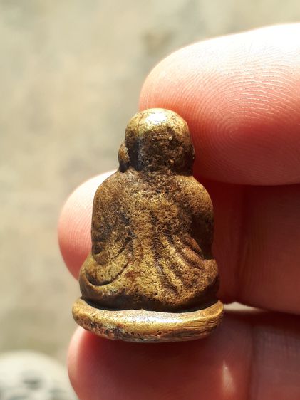 รูปหล่อโบราณ พิมพ์ขี้ตา รุ่นแรก หลวงพ่อเงิน วัดบางคลาน พิจิตร สร้าง ประมาณ ๒๔๕๐ เป็นเนื้อโลหะผสม ผิวสองสี ออกสีเหลืองอมแดง ผิวพรุน เหี่ยวย่น รูปที่ 2