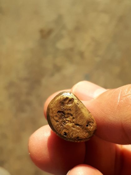 รูปหล่อโบราณ พิมพ์ขี้ตา รุ่นแรก หลวงพ่อเงิน วัดบางคลาน พิจิตร สร้าง ประมาณ ๒๔๕๐ เป็นเนื้อโลหะผสม ผิวสองสี ออกสีเหลืองอมแดง ผิวพรุน เหี่ยวย่น รูปที่ 5