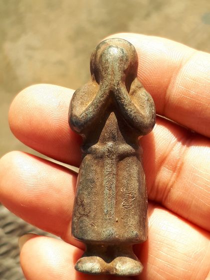 พระปิดตา จารมือทั้งองค์ หลวงปู่เทพโลกอุดร พิมพ์ยืน เนื้อตะกั่ว ขนาดพระ 1.5 x 5.5 ซม. จารเก่า คมลึก ด้วยลายมือสวยมาก ตะกั่วสีจืดแล้ว มีน้ำหนั รูปที่ 3