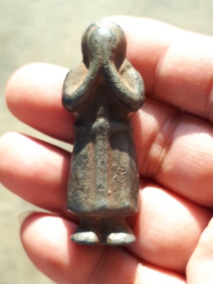 พระปิดตา จารมือทั้งองค์ หลวงปู่เทพโลกอุดร พิมพ์ยืน เนื้อตะกั่ว ขนาดพระ 1.5 x 5.5 ซม. จารเก่า คมลึก ด้วยลายมือสวยมาก ตะกั่วสีจืดแล้ว มีน้ำหนั