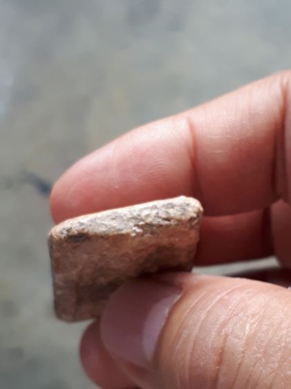 พระสมเด็จ เนื้อผง มวลสารเข้มข้น มีคราบกรุ พระหนากว่าปกติพอสมควร มีน้ำหนัก พระเก่าอายุเป็นร้อยปีขึ้น สภาพใช้บูชามามาก องค์พระสึก เก่า ผิวเปิด รูปที่ 6