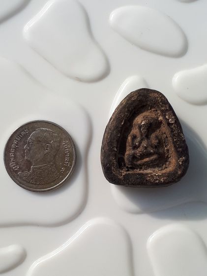 พระปิดตา หลังยันต์ เนื้อผงคลุกรัก สีดำ ขึ้นคราบไข ทรงสวย เก่า แท้ แปลก หายาก ไม่รู้ที่ รูปที่ 8