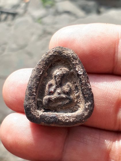 พระปิดตา หลังยันต์ เนื้อผงคลุกรัก สีดำ ขึ้นคราบไข ทรงสวย เก่า แท้ แปลก หายาก ไม่รู้ที่ รูปที่ 6