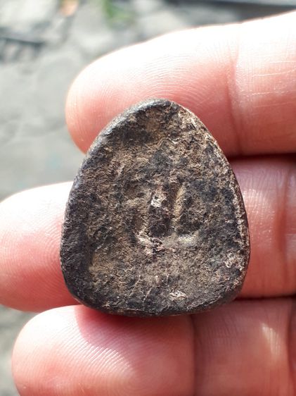 พระปิดตา หลังยันต์ เนื้อผงคลุกรัก สีดำ ขึ้นคราบไข ทรงสวย เก่า แท้ แปลก หายาก ไม่รู้ที่ รูปที่ 7