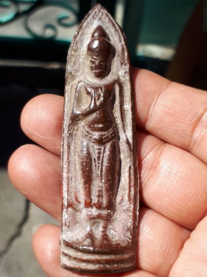 พระร่วงยืน กรุถ้ำเขาพุพระ พิมพ์ฐานสูง เนื้อชินตะกั่วสนิมแดง สูงประมาณ ๘.๕ ซม. กว้างประมาณ ๒.๕ ซม สนิมขององค์ออกสีแดงจัดมาก เนื้อจัดคราบกรุแน รูปที่ 6