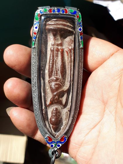 พระร่วงยืน กรุถ้ำเขาพุพระ พิมพ์ฐานสูง เนื้อชินตะกั่วสนิมแดง สูงประมาณ ๘.๕ ซม. กว้างประมาณ ๒.๕ ซม สนิมขององค์ออกสีแดงจัดมาก เนื้อจัดคราบกรุแน รูปที่ 11