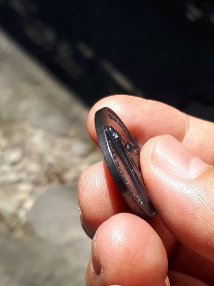 เหรียญ หลวงพ่อปลดหนี้ รุ่นสมปรารถนา มั่งมีศรีสุข วัดพระธาตุวาโย หมายเลข ๑๑๑๑ เนื้อทองแดงรมดำ ขนาดประมาณ​ 2.2x3.5 ซม. เหรียญมียิงเลเซอร์โค๊ต  รูปที่ 5